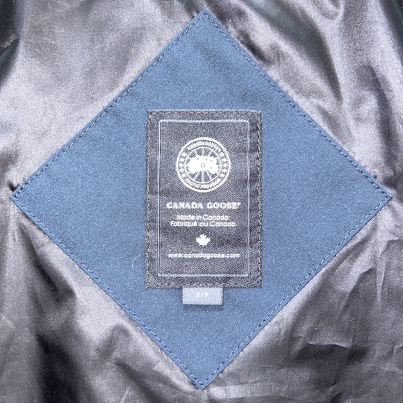 New authentic Unisex Canada Goose blue puffer jacket, S (offers welcome!) - Picture 5 of 11